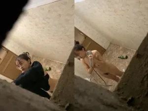 Quay lén cô bạn gái vú ngon tắm, khe bướm chảy nước ròng ròng